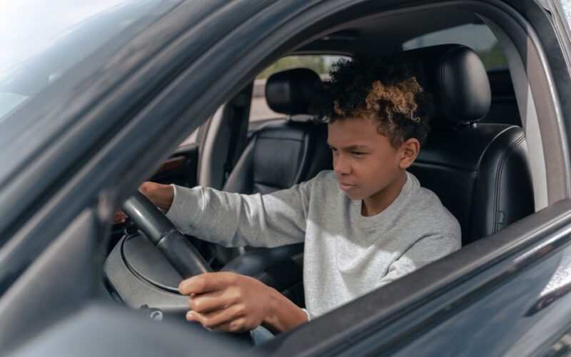 Een gelukkige leerling die zijn auto rijbewijs B behaalt met behulp van een rijinstructeur in Eindhoven.