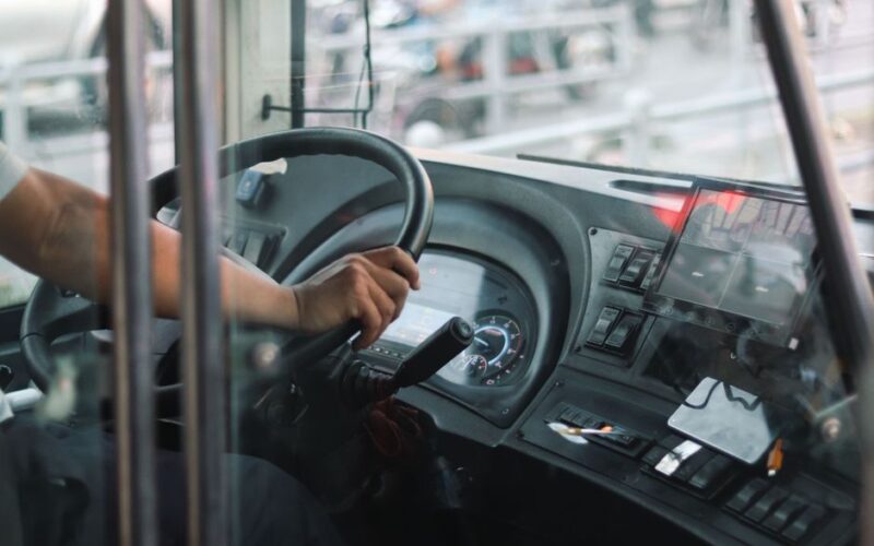 Een buschauffeur rijdt een bus in het openbaar vervoer, symboliseert chauffeursvacatures bij EBS.